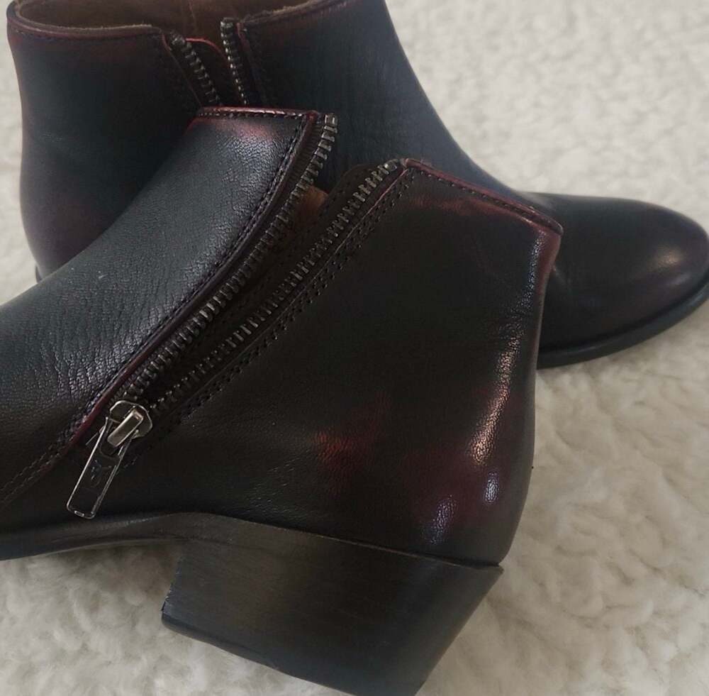 Frye Women's Carson Piping Bootie Black/ Scarlet/ SIZE: 6.5 - Picture 11 of 11